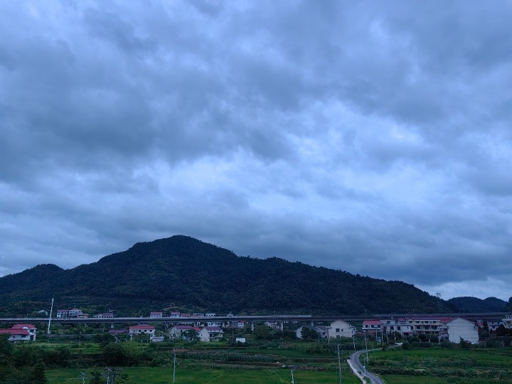 晚村即景/谭灵红